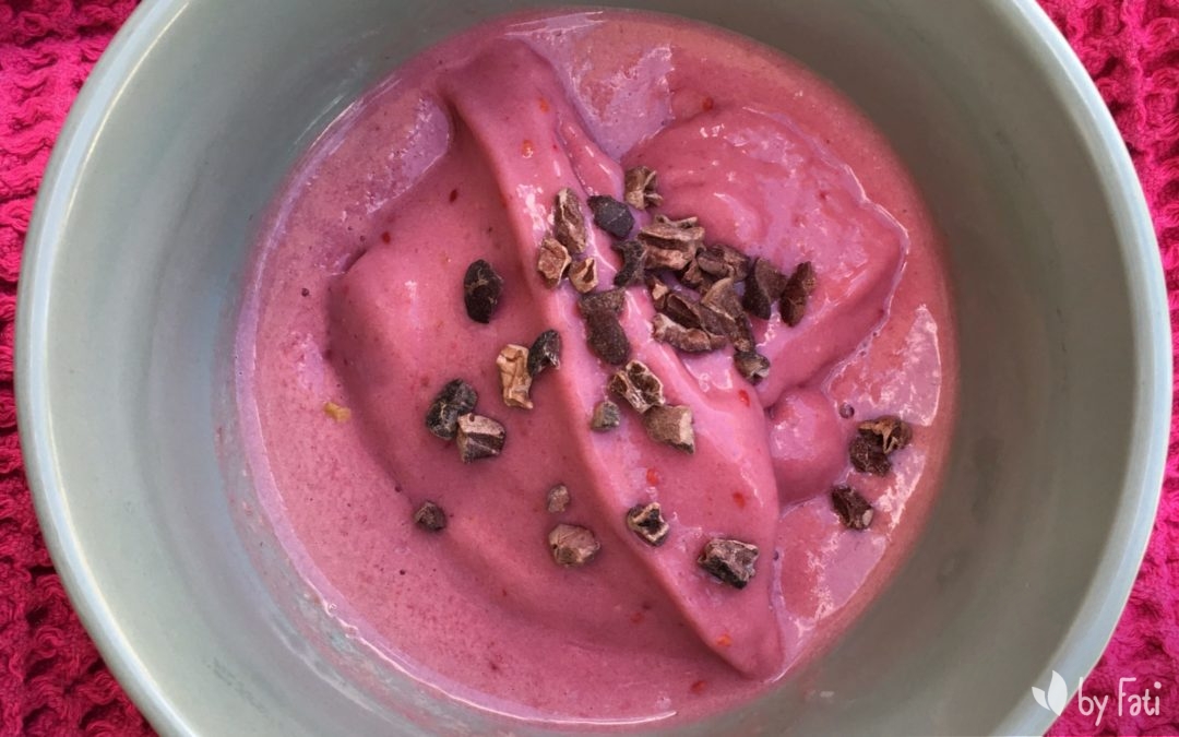 Helado fácil de plátano, frambuesas y nibs de cacao