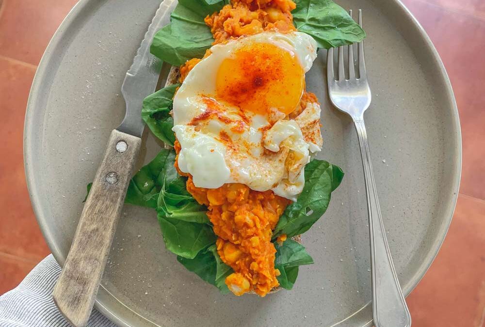 Tostada de garbanzos, espinacas y huevo