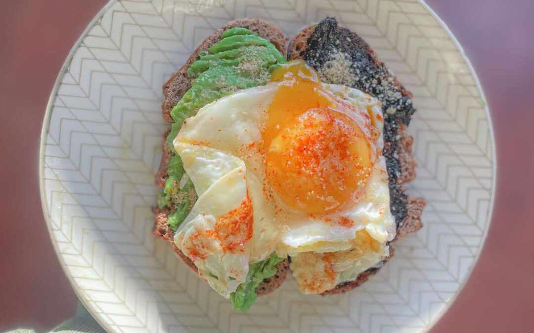 La mejor tostada con aguacate y huevo